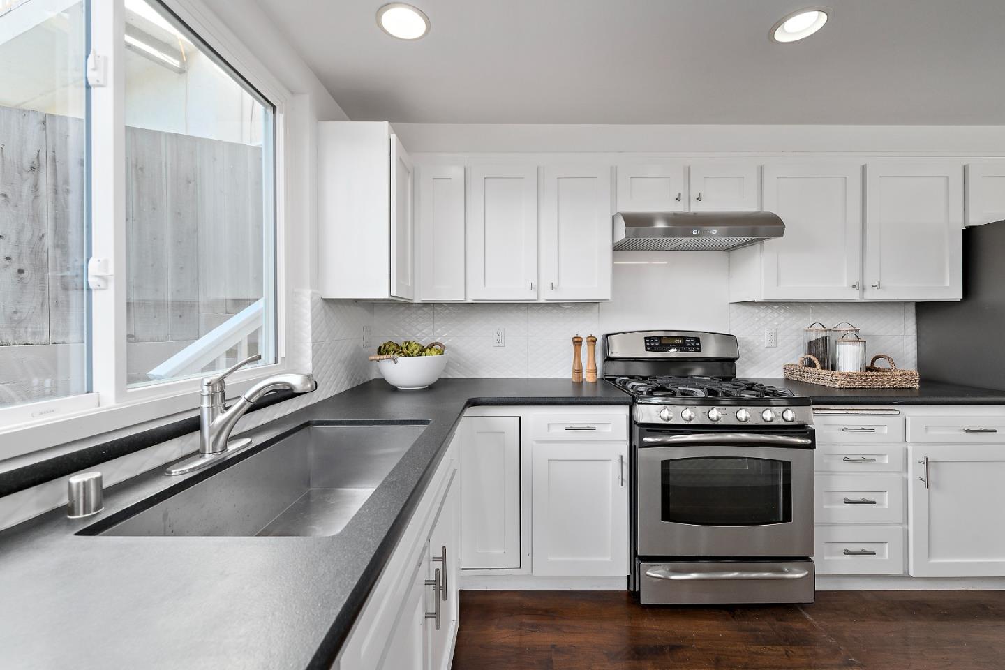 Detail Gallery Image 11 of 36 For 2608 Monte Cresta Dr, Belmont,  CA 94002 - 4 Beds | 2/1 Baths