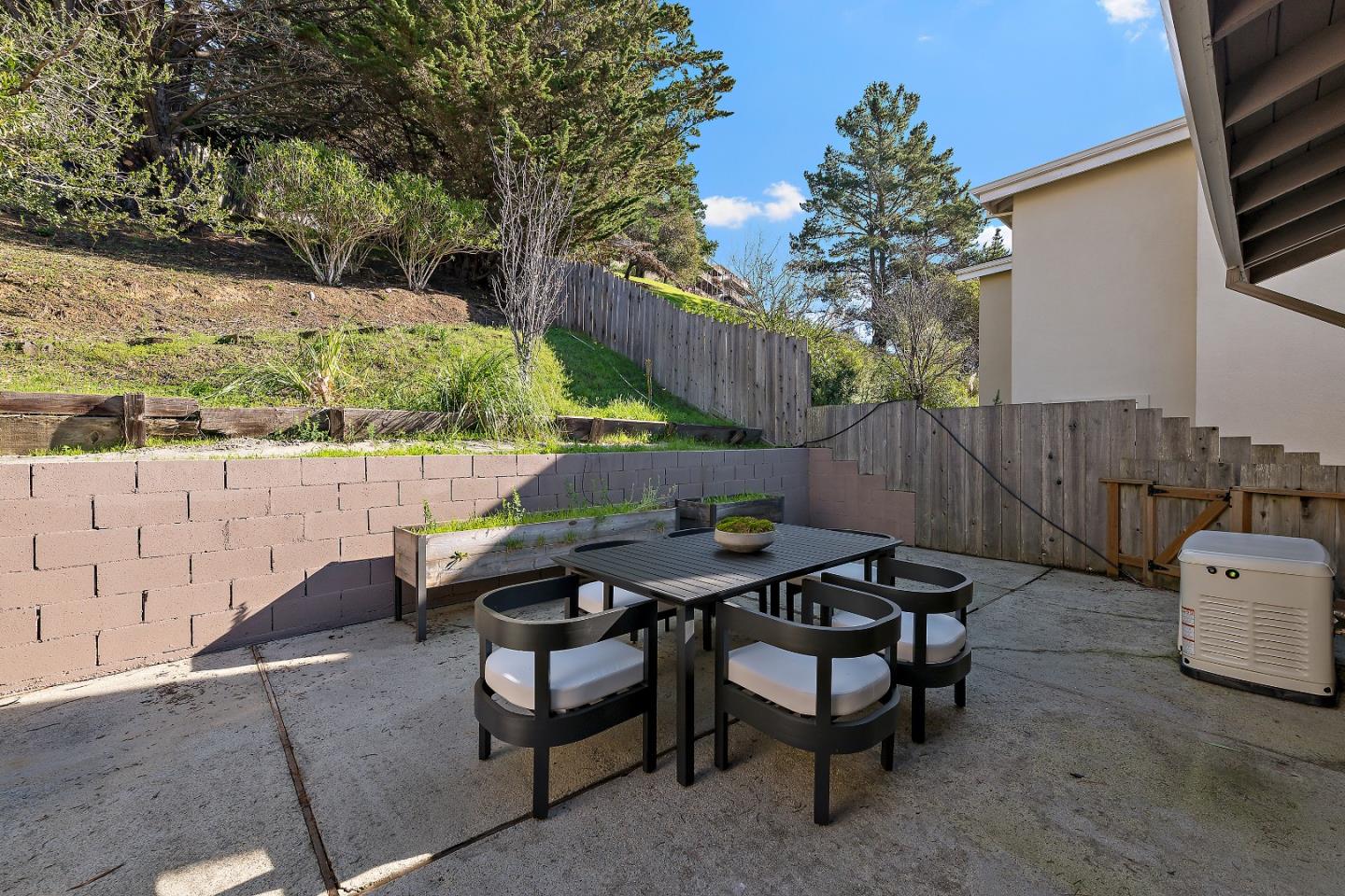 Detail Gallery Image 28 of 36 For 2608 Monte Cresta Dr, Belmont,  CA 94002 - 4 Beds | 2/1 Baths