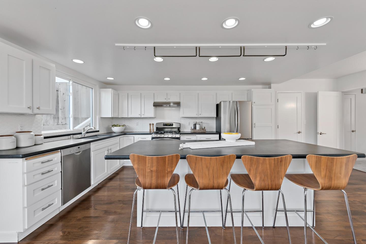 Detail Gallery Image 9 of 36 For 2608 Monte Cresta Dr, Belmont,  CA 94002 - 4 Beds | 2/1 Baths