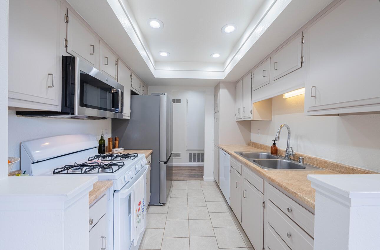 Detail Gallery Image 10 of 28 For 2412 N Main St #G,  Salinas,  CA 93906 - 2 Beds | 1/1 Baths