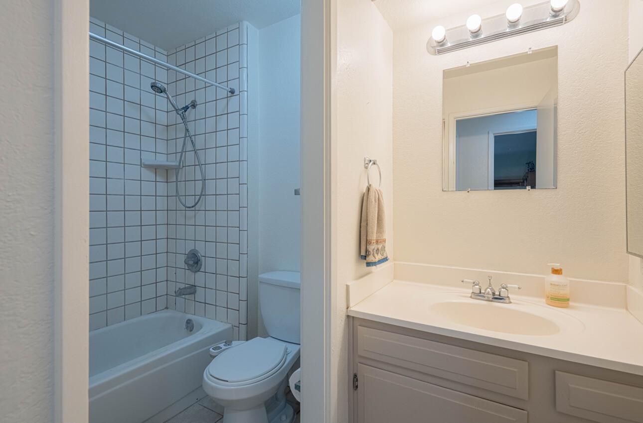 Detail Gallery Image 19 of 28 For 2412 N Main St #G,  Salinas,  CA 93906 - 2 Beds | 1/1 Baths