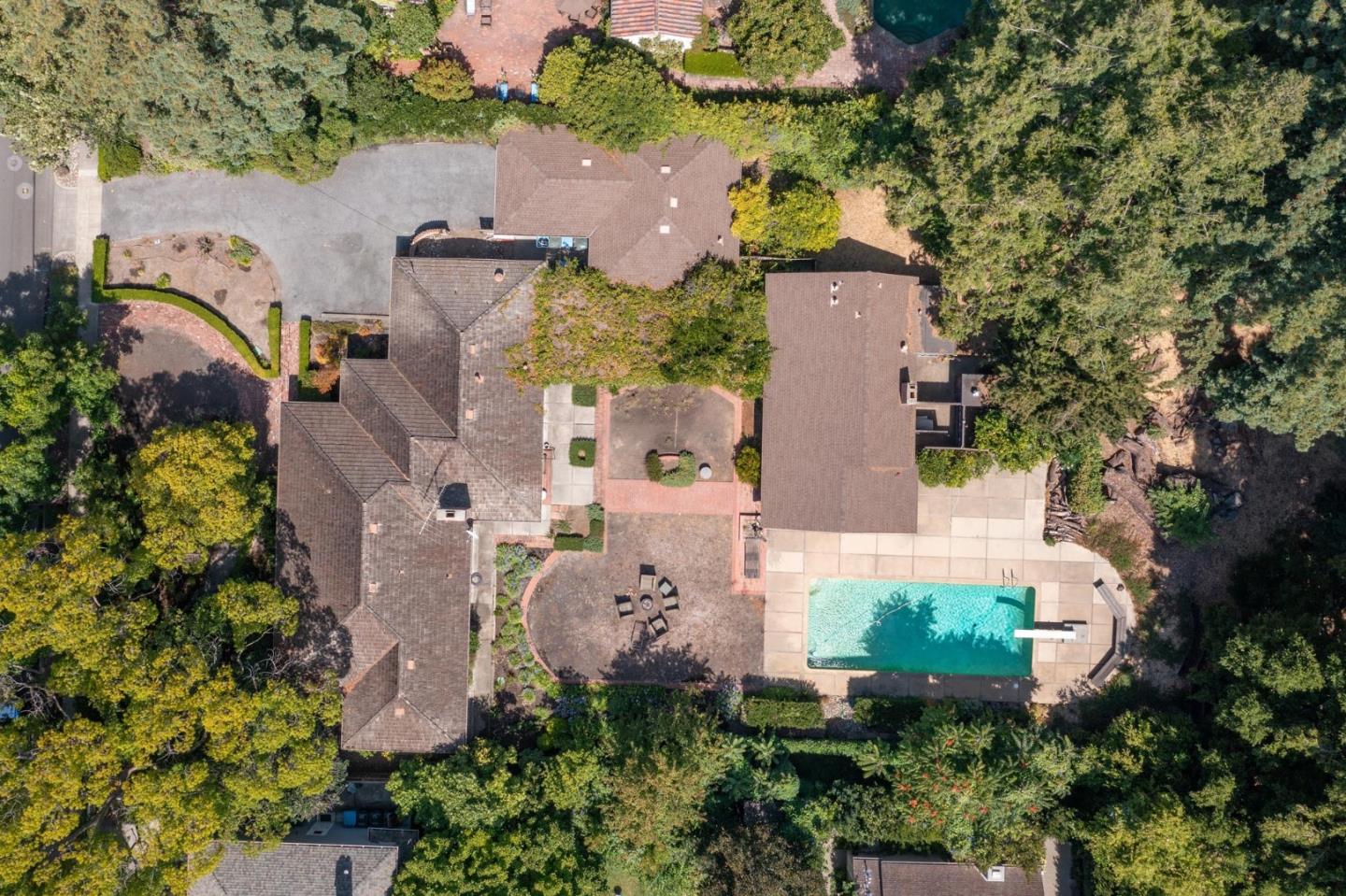 Detail Gallery Image 3 of 6 For 2001 Bryant St, Palo Alto,  CA 94301 - 4 Beds | 3 Baths