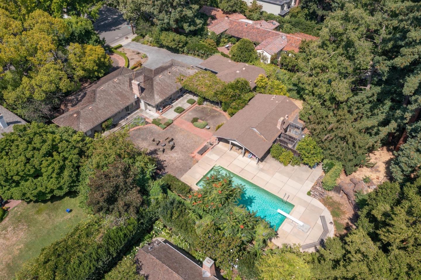 Detail Gallery Image 4 of 6 For 2001 Bryant St, Palo Alto,  CA 94301 - 4 Beds | 3 Baths