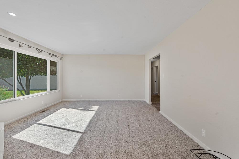 Detail Gallery Image 6 of 34 For 21 Andrews Dr, Hollister,  CA 95023 - 3 Beds | 2/1 Baths