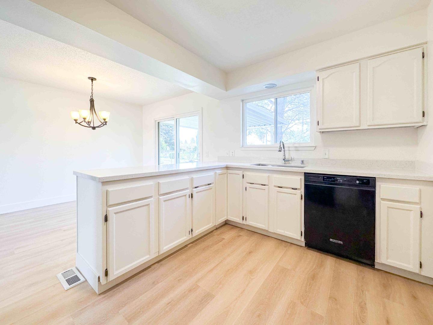 Detail Gallery Image 8 of 17 For 189 Lassen Cir, Vacaville,  CA 95687 - 2 Beds | 1 Baths