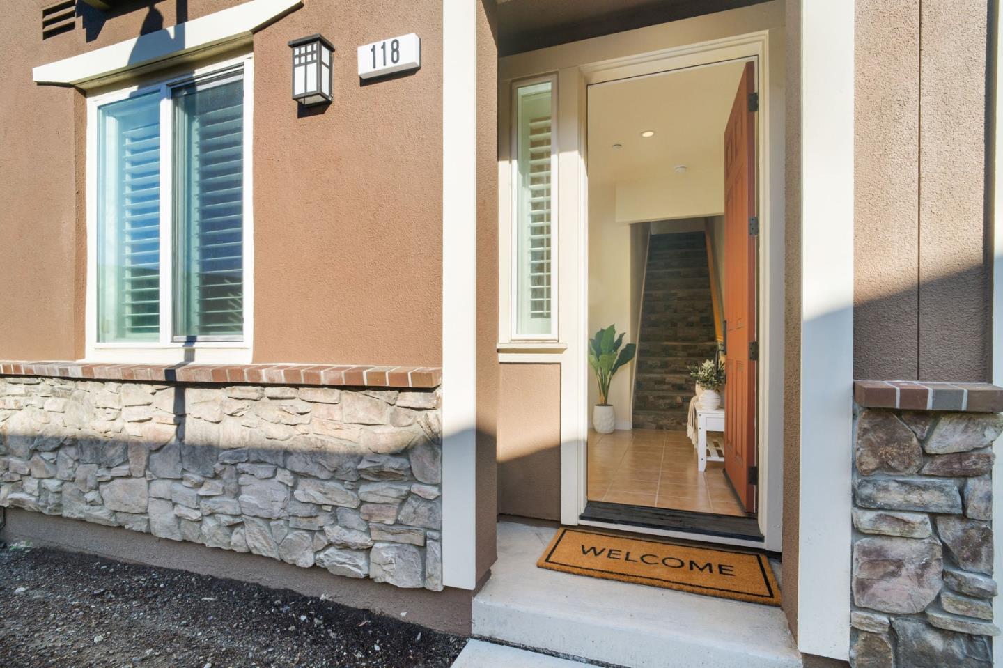 Detail Gallery Image 2 of 33 For 118 W Crystal Cove Ter, San Francisco,  CA 94134 - 3 Beds | 3 Baths