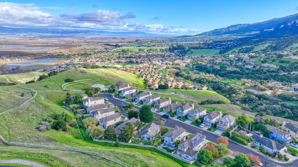 Detail Gallery Image 4 of 19 For 19367 Acclaim Dr, Salinas,  CA 93908 - 3 Beds | 2/1 Baths