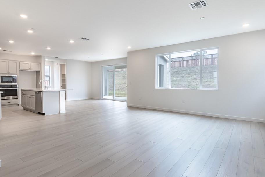 Detail Gallery Image 6 of 25 For 17014 Tupper St, Lathrop,  CA 95330 - 4 Beds | 3 Baths