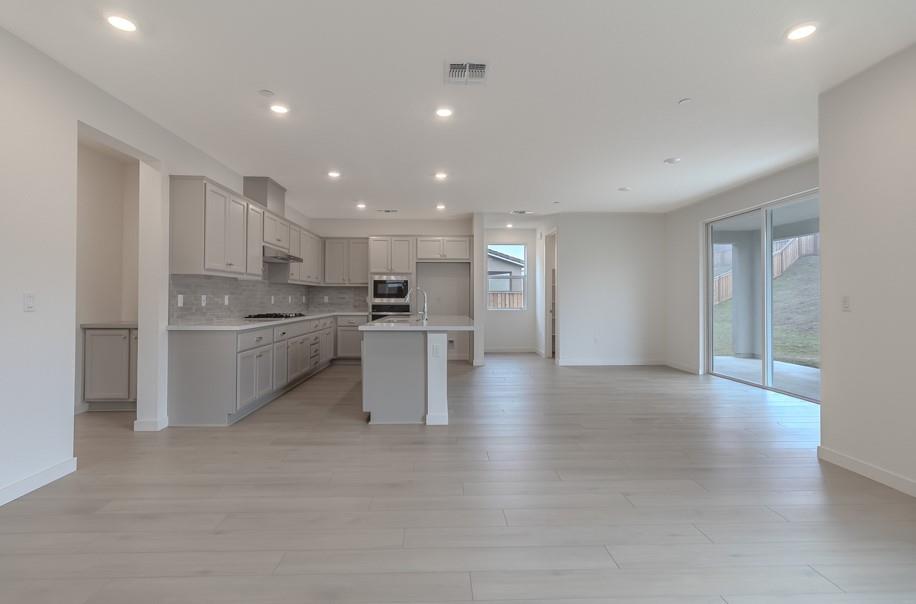 Detail Gallery Image 9 of 25 For 17014 Tupper St, Lathrop,  CA 95330 - 4 Beds | 3 Baths