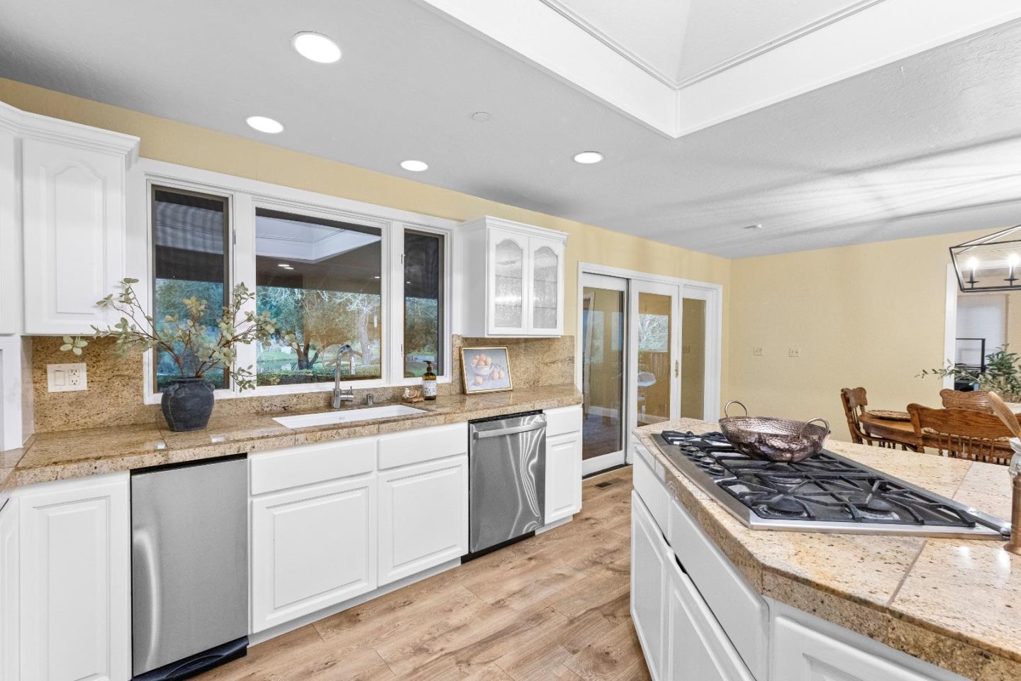 Detail Gallery Image 10 of 141 For 6915 Redwood Retreat Rd, Gilroy,  CA 95020 - 7 Beds | 5 Baths