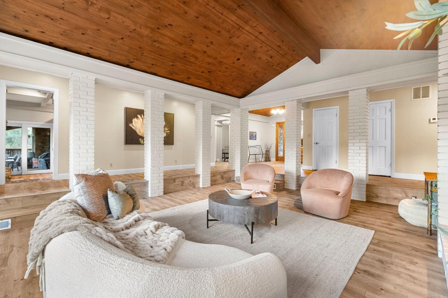 Detail Gallery Image 18 of 141 For 6915 Redwood Retreat Rd, Gilroy,  CA 95020 - 7 Beds | 5 Baths