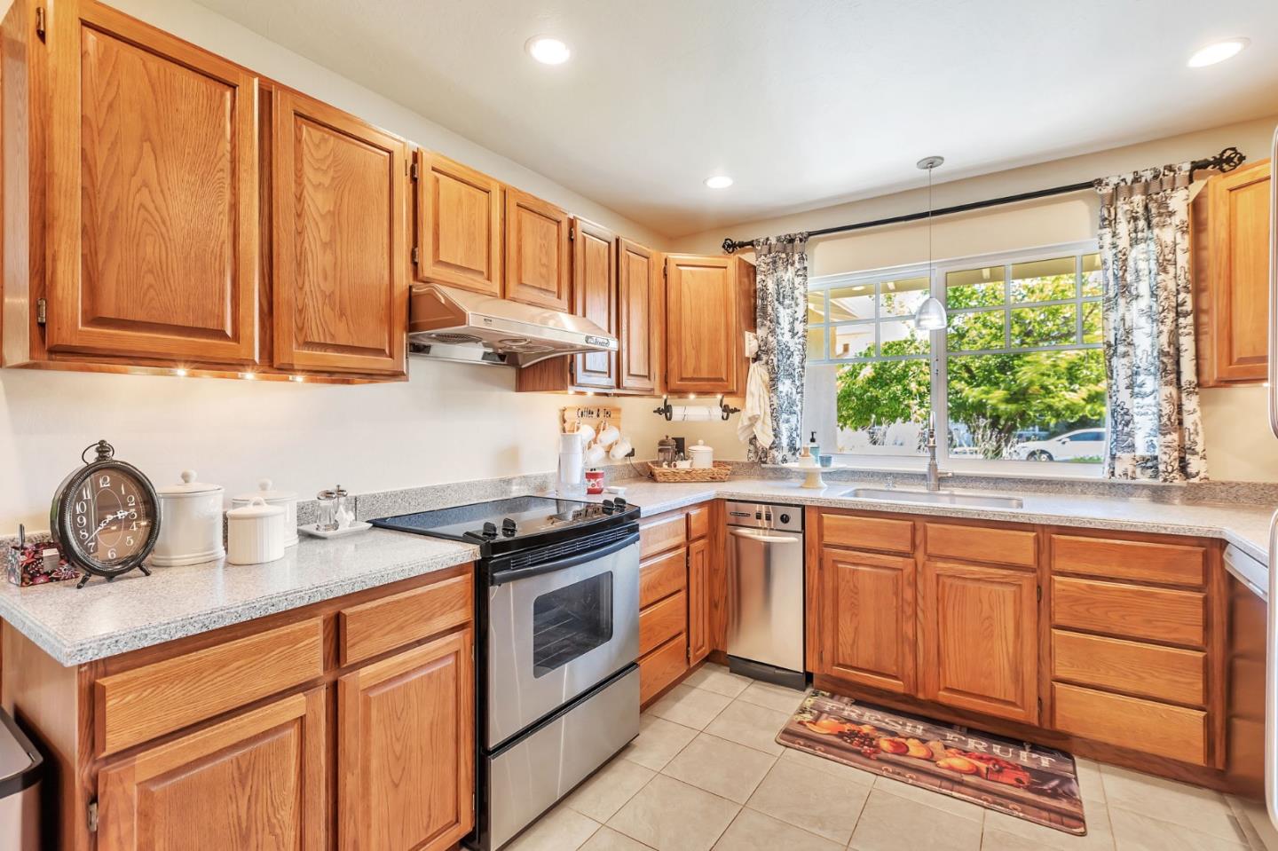 Detail Gallery Image 10 of 33 For 2169 Sufonet Dr, San Jose,  CA 95124 - 3 Beds | 2 Baths