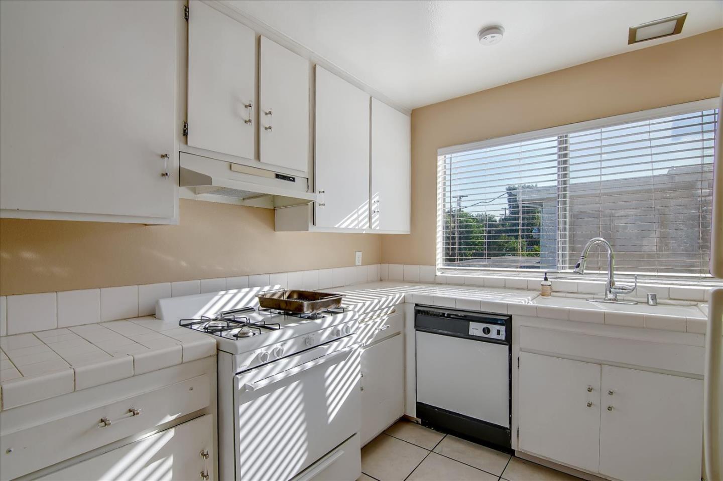 Detail Gallery Image 16 of 42 For 16755 Parthenia St #6,  Northridge,  CA 91343 - 2 Beds | 1 Baths