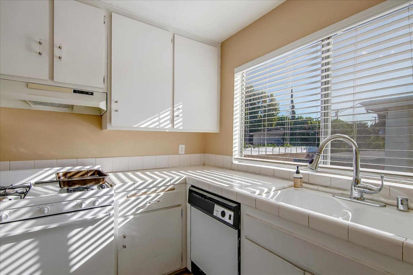Detail Gallery Image 17 of 42 For 16755 Parthenia St #6,  Northridge,  CA 91343 - 2 Beds | 1 Baths