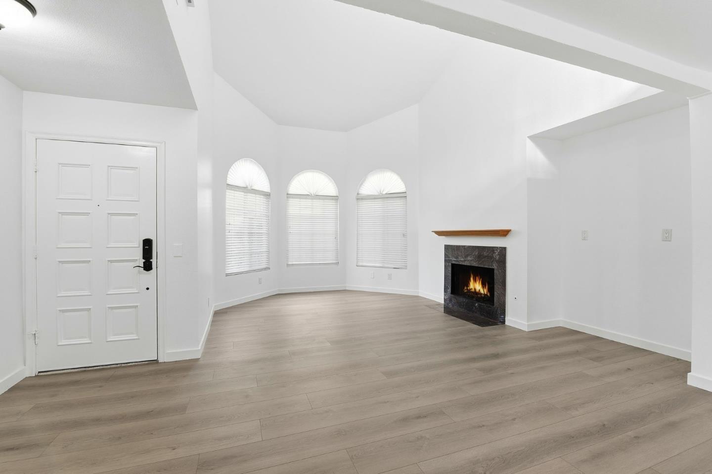 Detail Gallery Image 3 of 23 For 29016 Lillyglen Dr, Santa Clarita,  CA 91387 - 3 Beds | 2/1 Baths