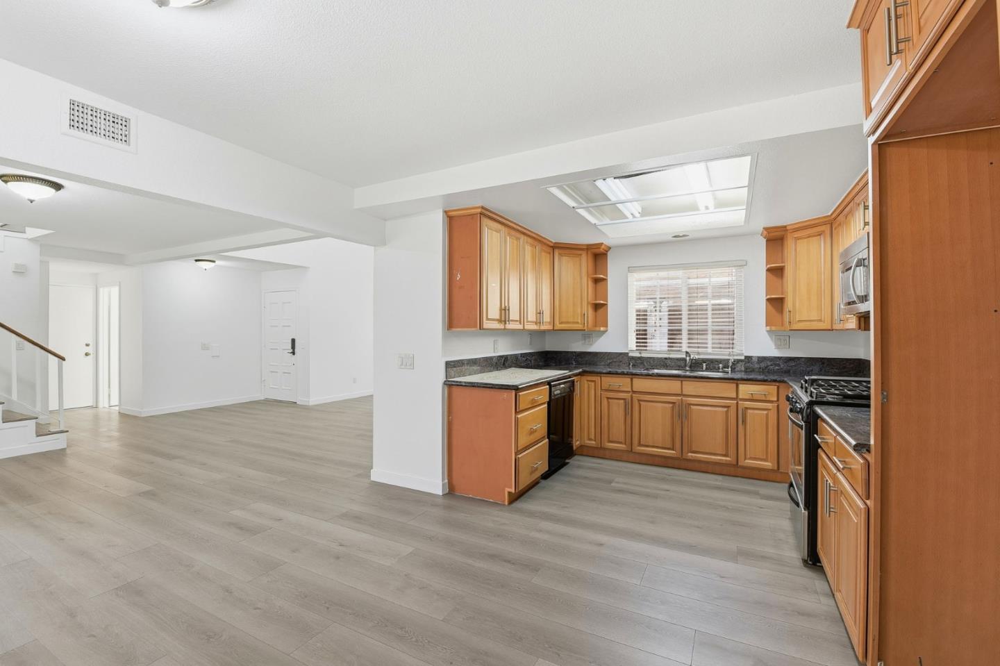 Detail Gallery Image 6 of 23 For 29016 Lillyglen Dr, Santa Clarita,  CA 91387 - 3 Beds | 2/1 Baths