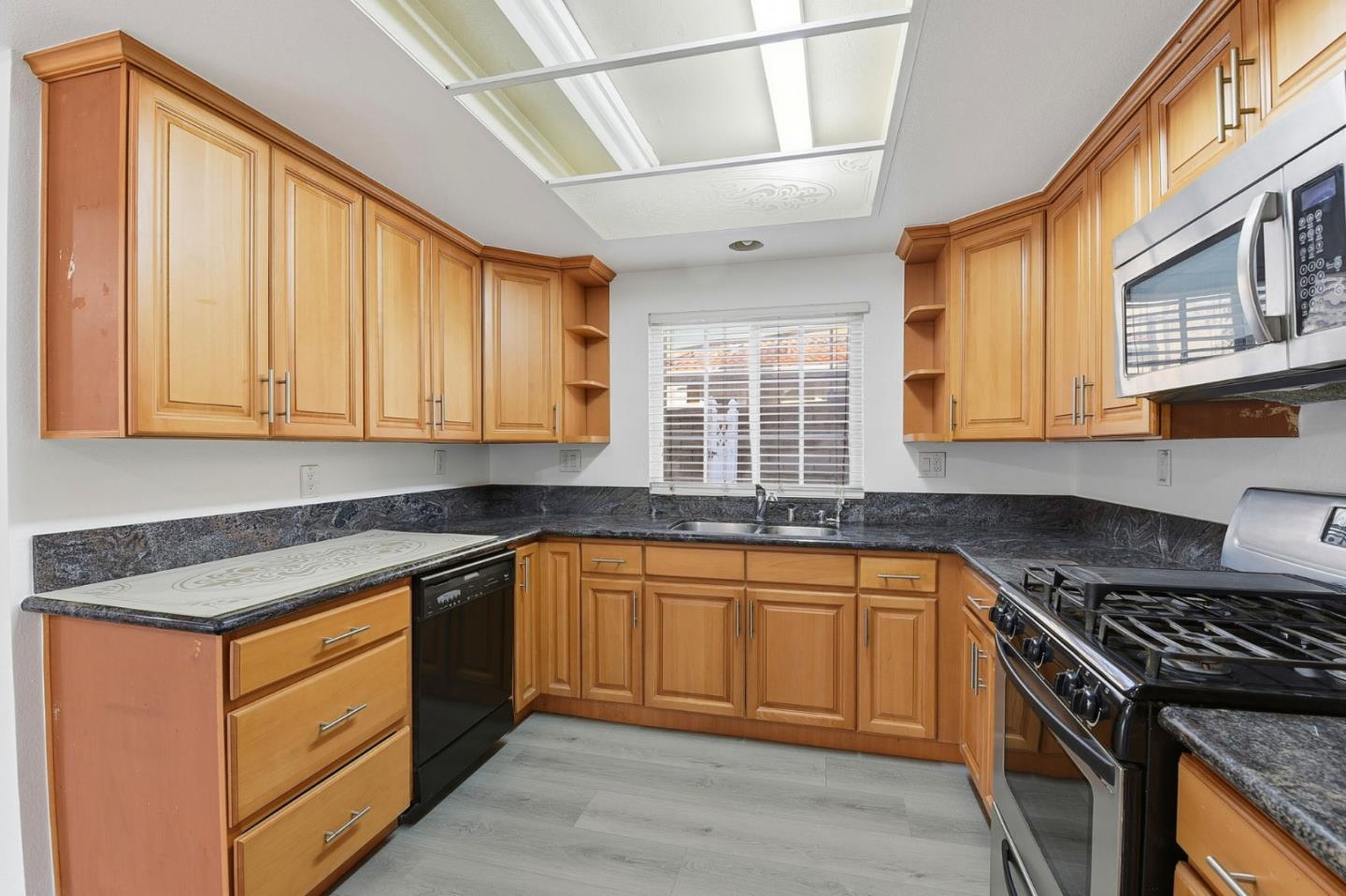 Detail Gallery Image 7 of 23 For 29016 Lillyglen Dr, Santa Clarita,  CA 91387 - 3 Beds | 2/1 Baths