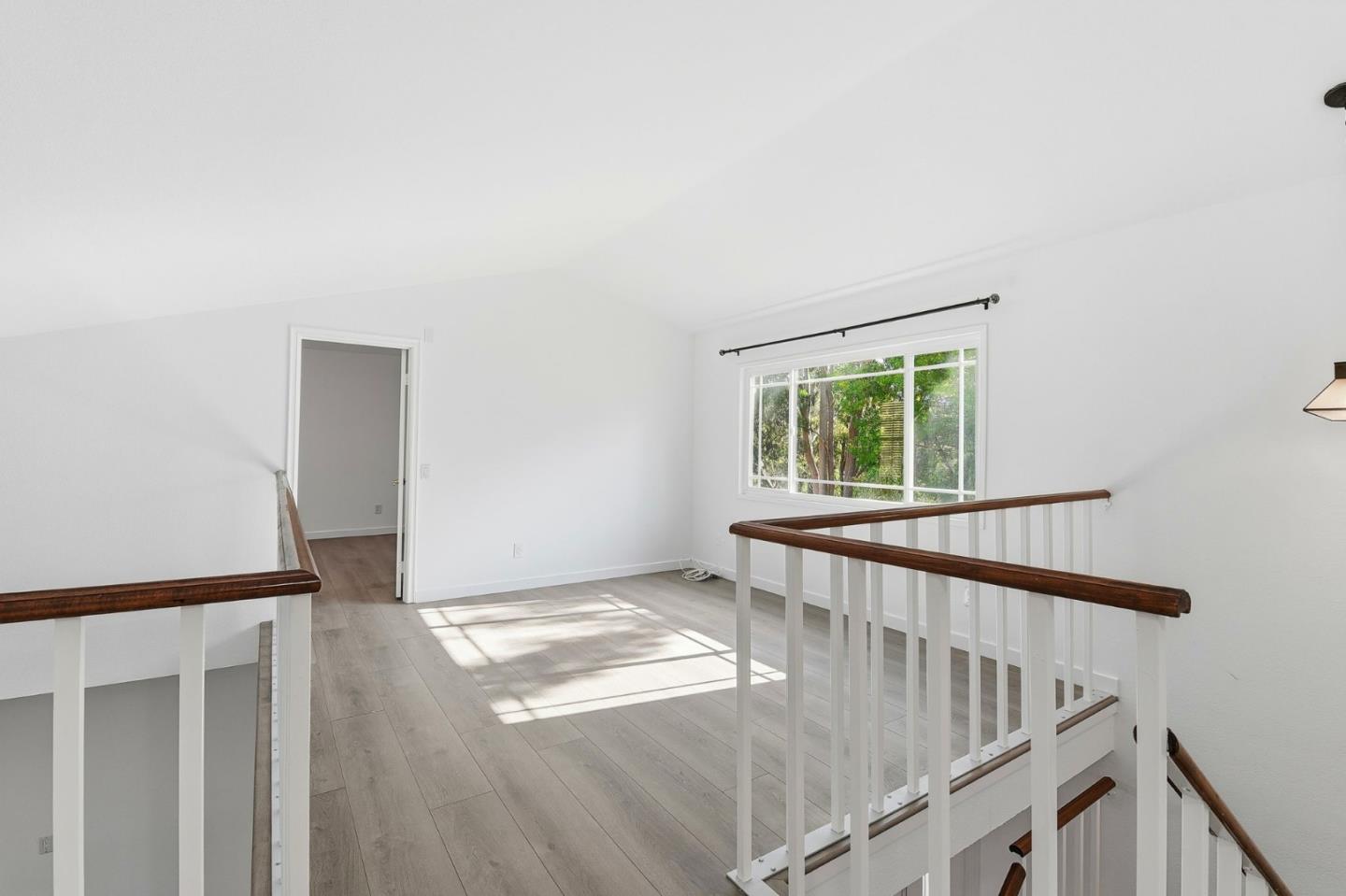 Detail Gallery Image 9 of 23 For 29016 Lillyglen Dr, Santa Clarita,  CA 91387 - 3 Beds | 2/1 Baths