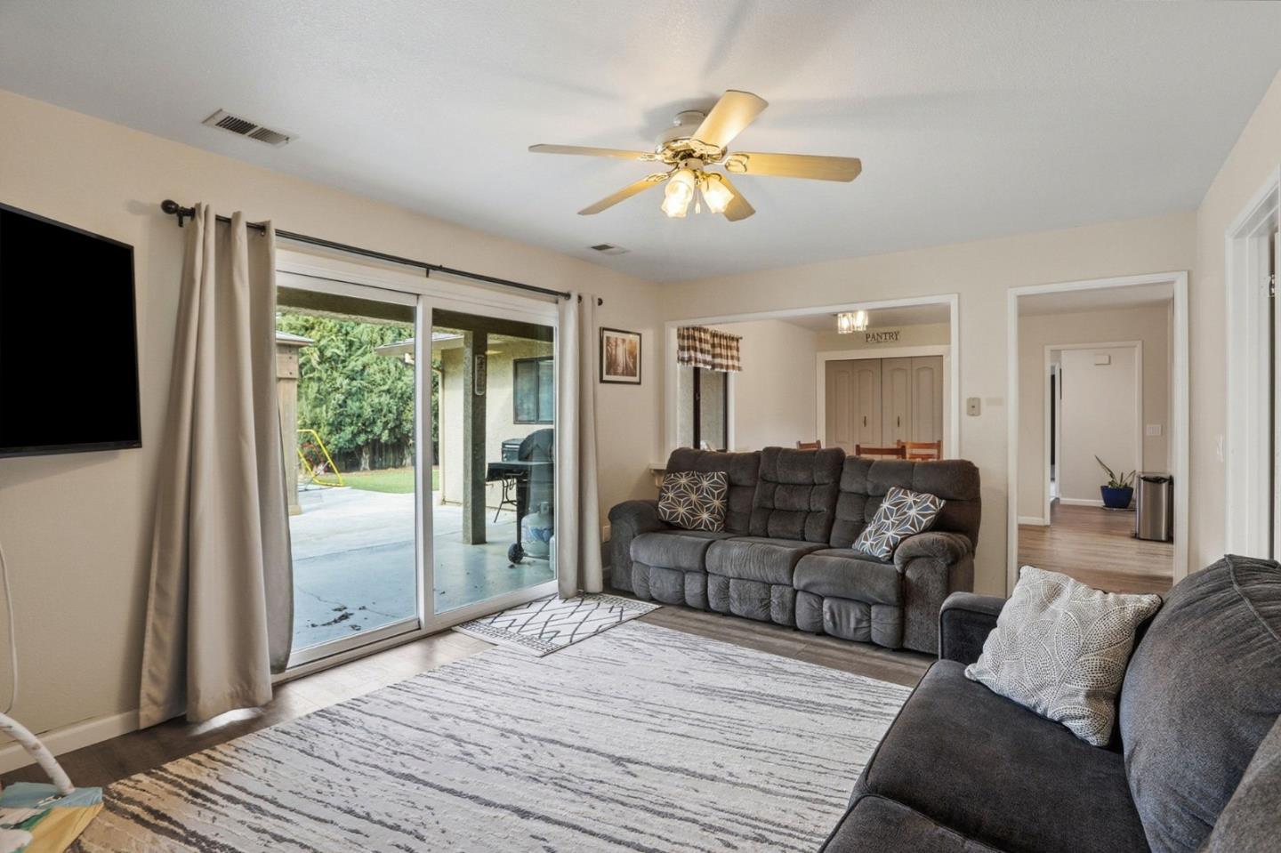 Detail Gallery Image 6 of 56 For 1090 Nez Perce Dr, Hollister,  CA 95023 - 3 Beds | 2 Baths