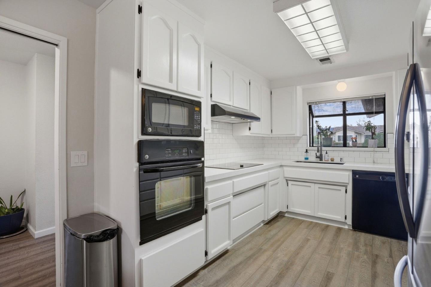 Detail Gallery Image 8 of 56 For 1090 Nez Perce Dr, Hollister,  CA 95023 - 3 Beds | 2 Baths