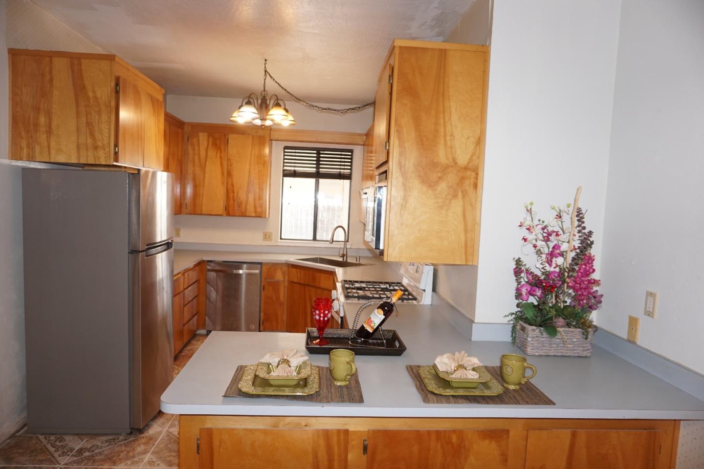 Detail Gallery Image 12 of 39 For 1016 Lombardy Dr, Modesto,  CA 95351 - 3 Beds | 3 Baths