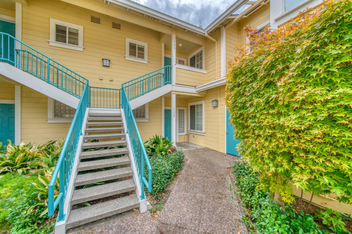 Detail Gallery Image 4 of 38 For 121 Skyline Dr, San Ramon,  CA 94583 - 2 Beds | 2 Baths