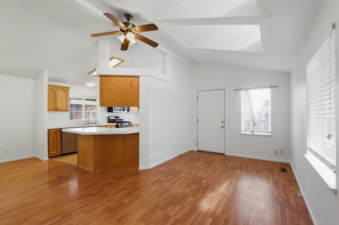 Detail Gallery Image 7 of 29 For 275 Burnett Ave #135,  Morgan Hill,  CA 95037 - 3 Beds | 2 Baths