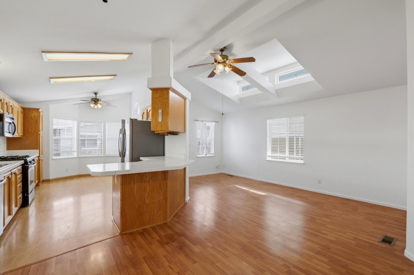 Detail Gallery Image 8 of 29 For 275 Burnett Ave #135,  Morgan Hill,  CA 95037 - 3 Beds | 2 Baths