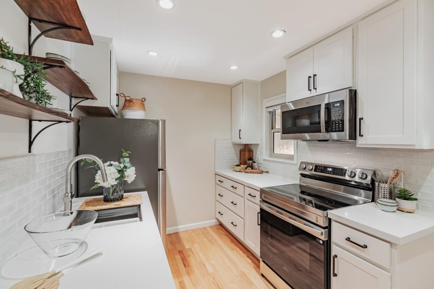 Detail Gallery Image 10 of 32 For 1210 Golden Oaks Ln, Monterey,  CA 93940 - 2 Beds | 2 Baths