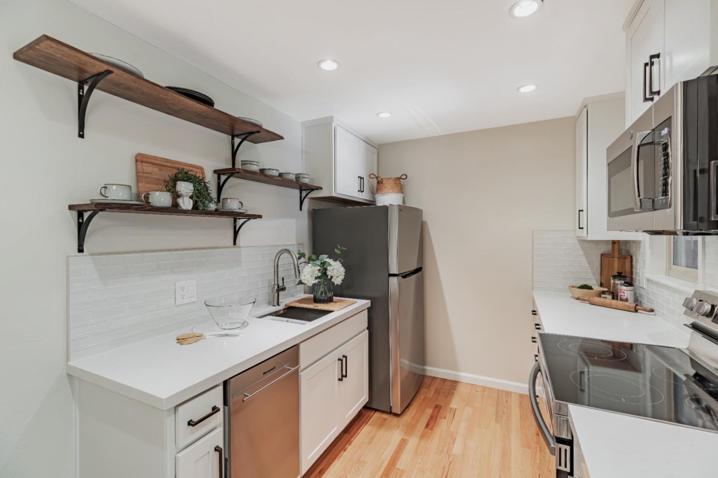 Detail Gallery Image 11 of 32 For 1210 Golden Oaks Ln, Monterey,  CA 93940 - 2 Beds | 2 Baths