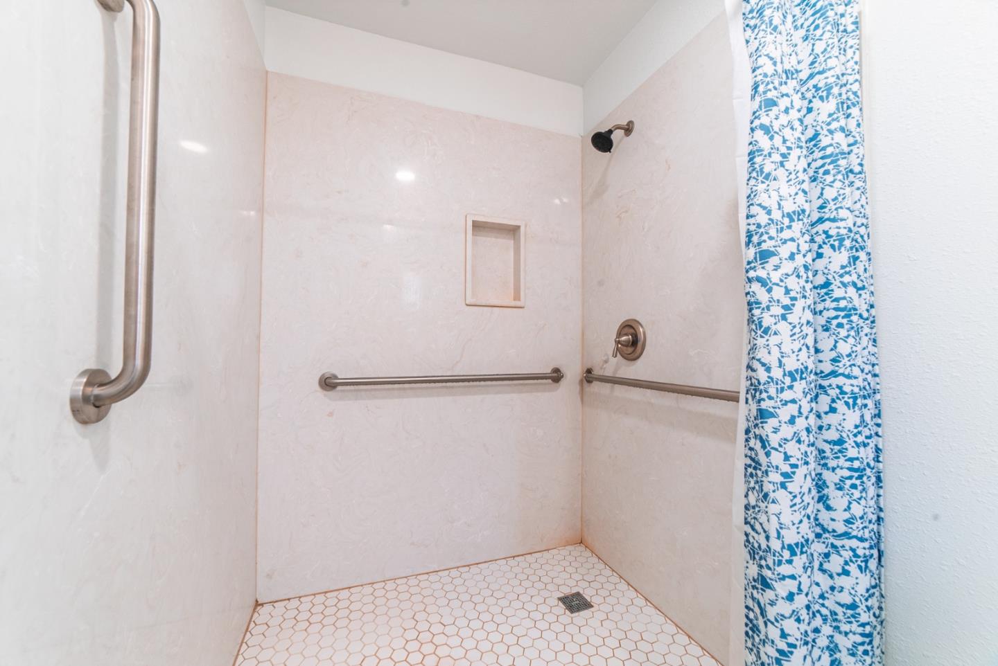 Detail Gallery Image 21 of 33 For 336 Rainier Dr, Salinas,  CA 93906 - 4 Beds | 2 Baths