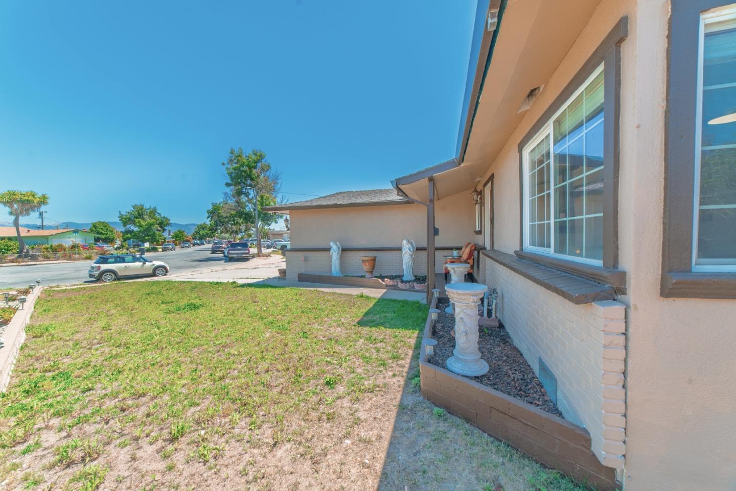 Detail Gallery Image 4 of 33 For 336 Rainier Dr, Salinas,  CA 93906 - 4 Beds | 2 Baths