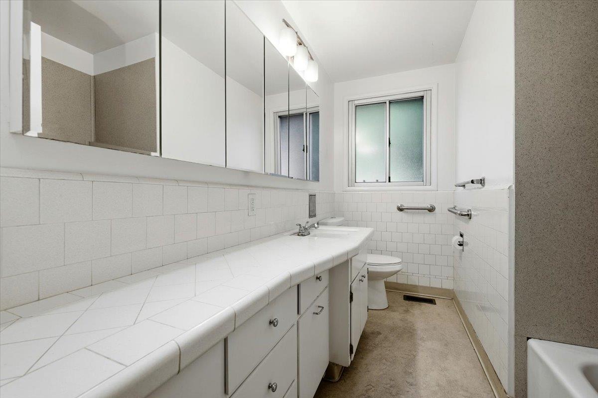 Detail Gallery Image 16 of 28 For 643 Jay St, Los Altos,  CA 94022 - 5 Beds | 2/1 Baths