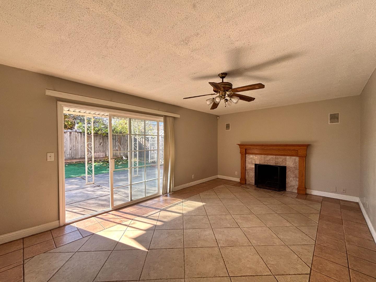 Detail Gallery Image 14 of 31 For 244 Beegum Way, San Jose,  CA 95123 - 3 Beds | 2/1 Baths