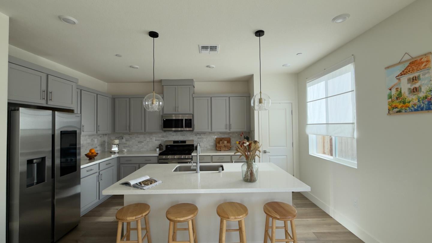 Detail Gallery Image 3 of 20 For 3252 Hayduke St, Manteca,  CA 95337 - 3 Beds | 2/1 Baths