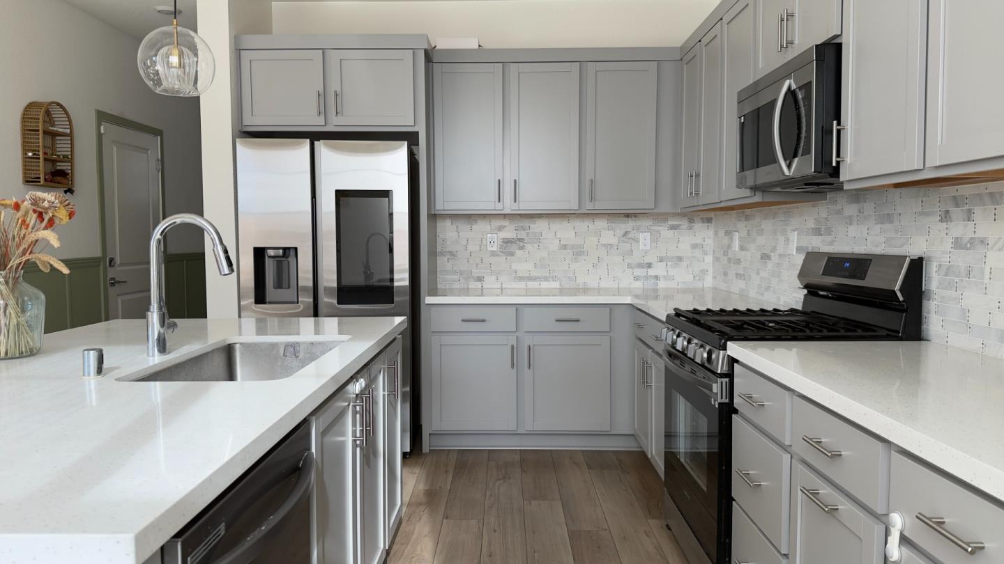 Detail Gallery Image 4 of 20 For 3252 Hayduke St, Manteca,  CA 95337 - 3 Beds | 2/1 Baths