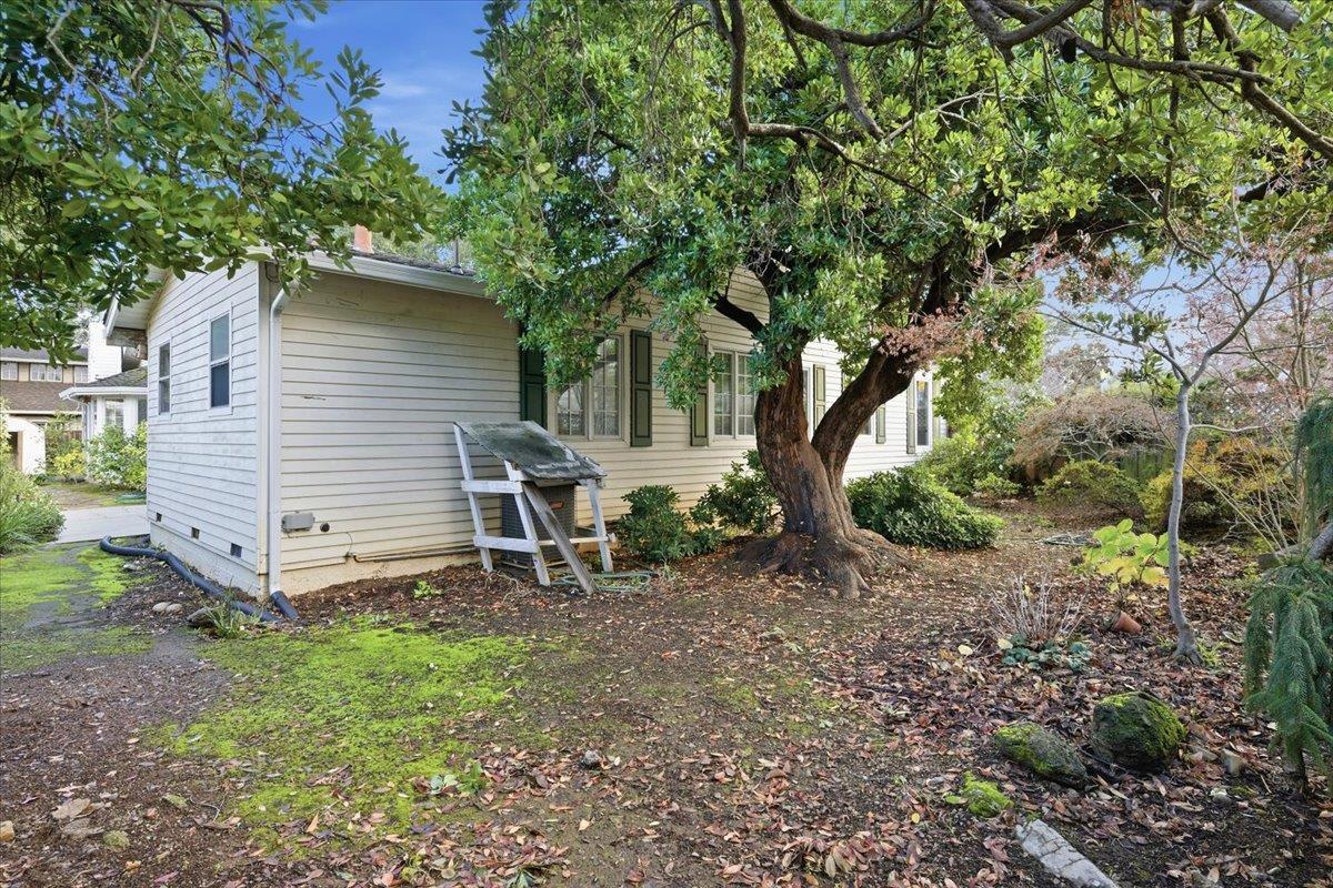 Detail Gallery Image 28 of 33 For 915 Berry Ave, Los Altos,  CA 94024 - 4 Beds | 3 Baths