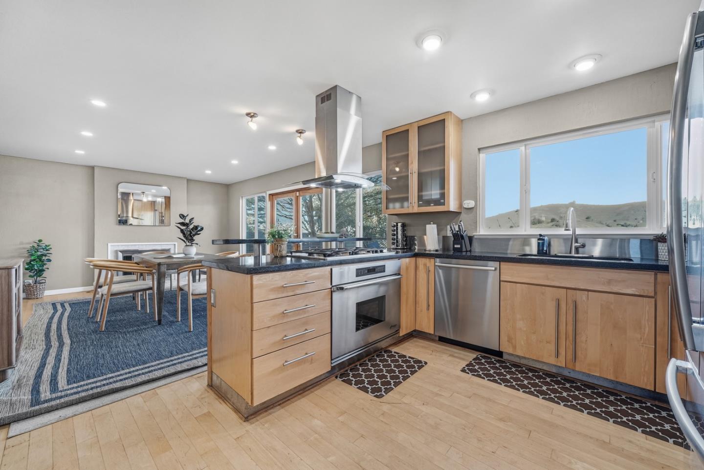 Detail Gallery Image 13 of 51 For 63 Kathleen Ct, Pacifica,  CA 94044 - 4 Beds | 3/1 Baths