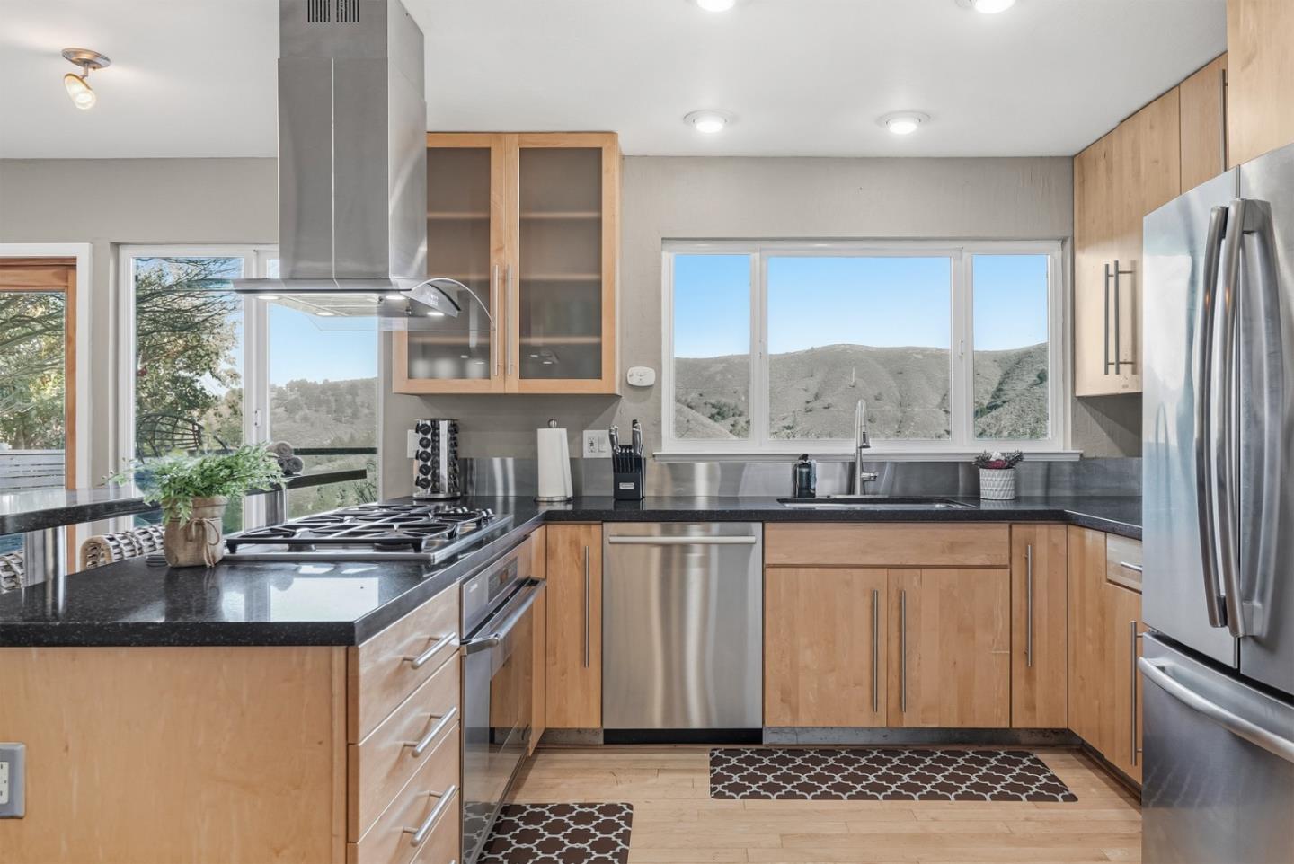 Detail Gallery Image 15 of 51 For 63 Kathleen Ct, Pacifica,  CA 94044 - 4 Beds | 3/1 Baths