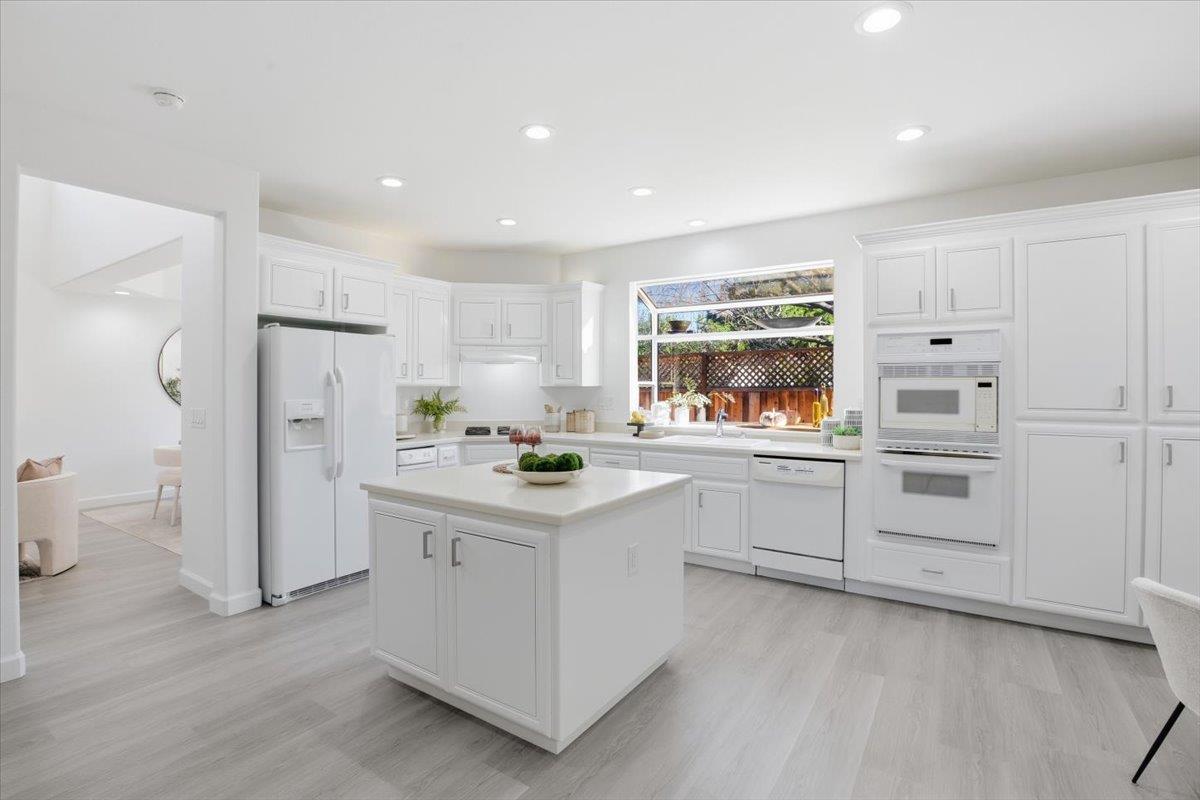 Detail Gallery Image 14 of 60 For 10884 via Sorrento, Cupertino,  CA 95014 - 4 Beds | 2/1 Baths