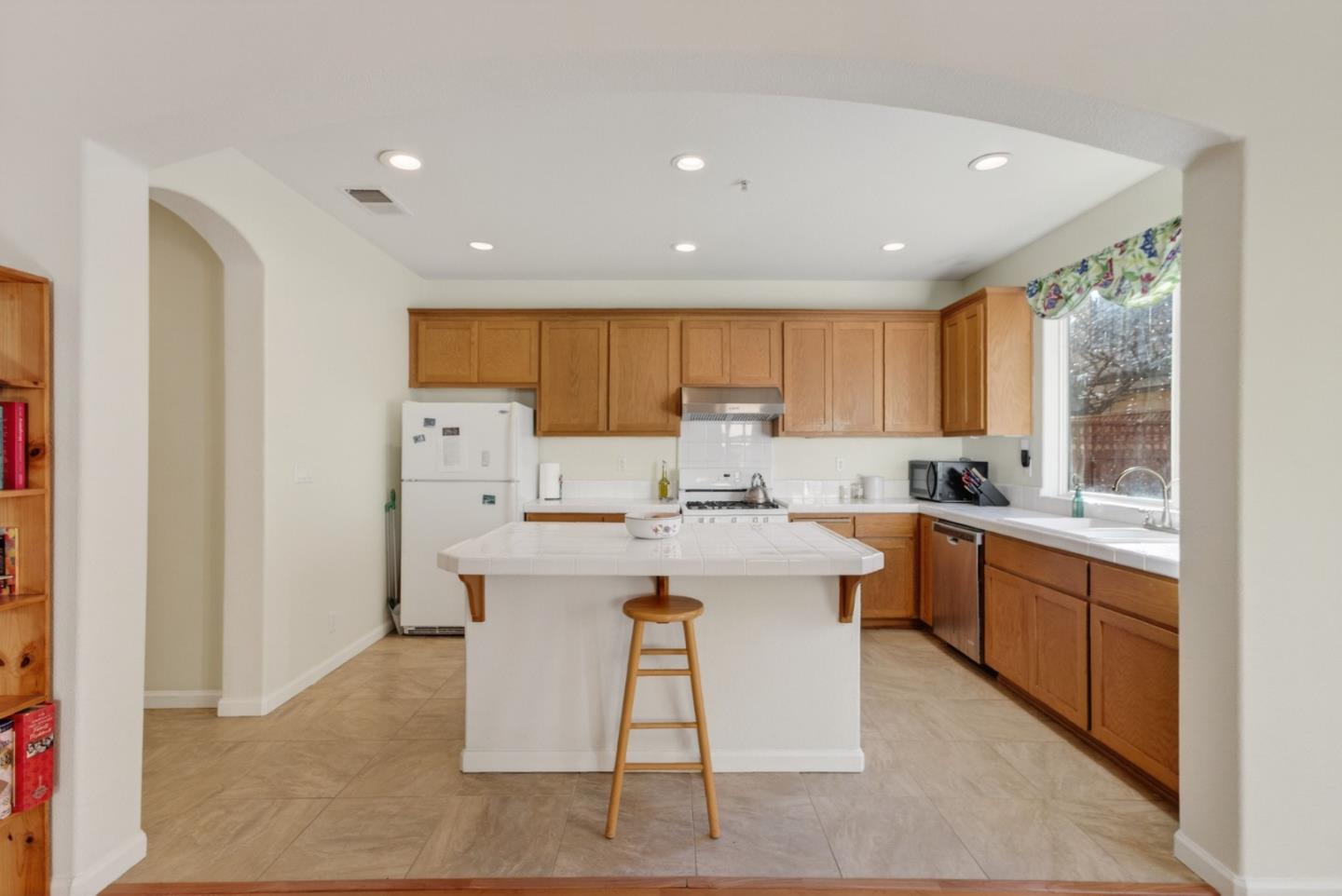 Detail Gallery Image 10 of 30 For 714 Arce St, Watsonville,  CA 95076 - 5 Beds | 2/1 Baths