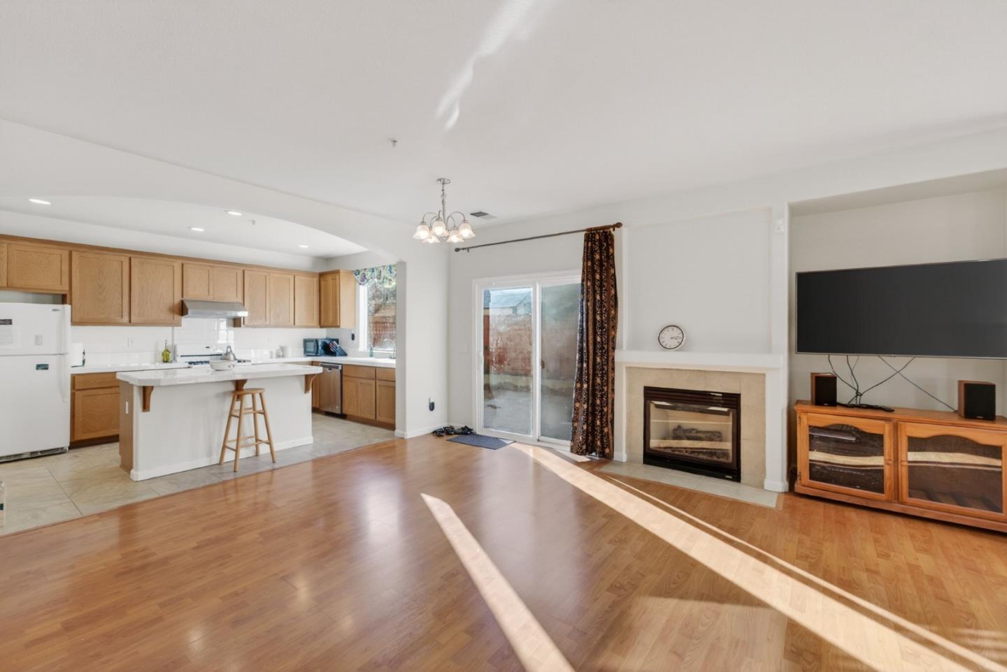 Detail Gallery Image 5 of 30 For 714 Arce St, Watsonville,  CA 95076 - 5 Beds | 2/1 Baths