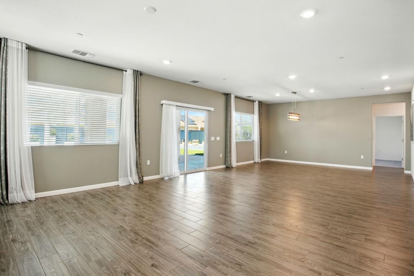 Detail Gallery Image 14 of 26 For 2061 Doncaster Ct, Olivehurst,  CA 95961 - 3 Beds | 2 Baths