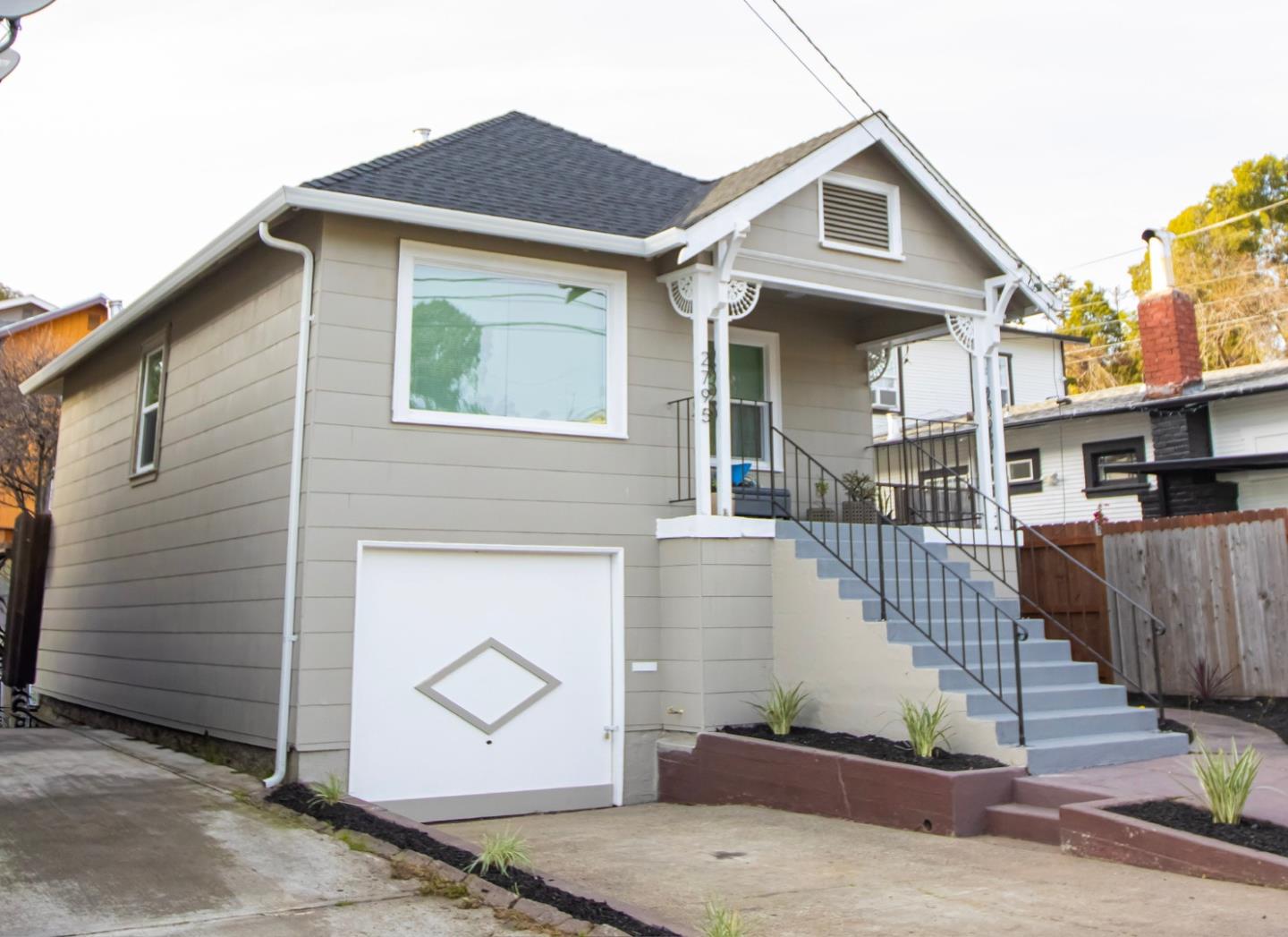 Detail Gallery Image 3 of 27 For 2795 25th Ave, Oakland,  CA 94601 - 3 Beds | 1 Baths