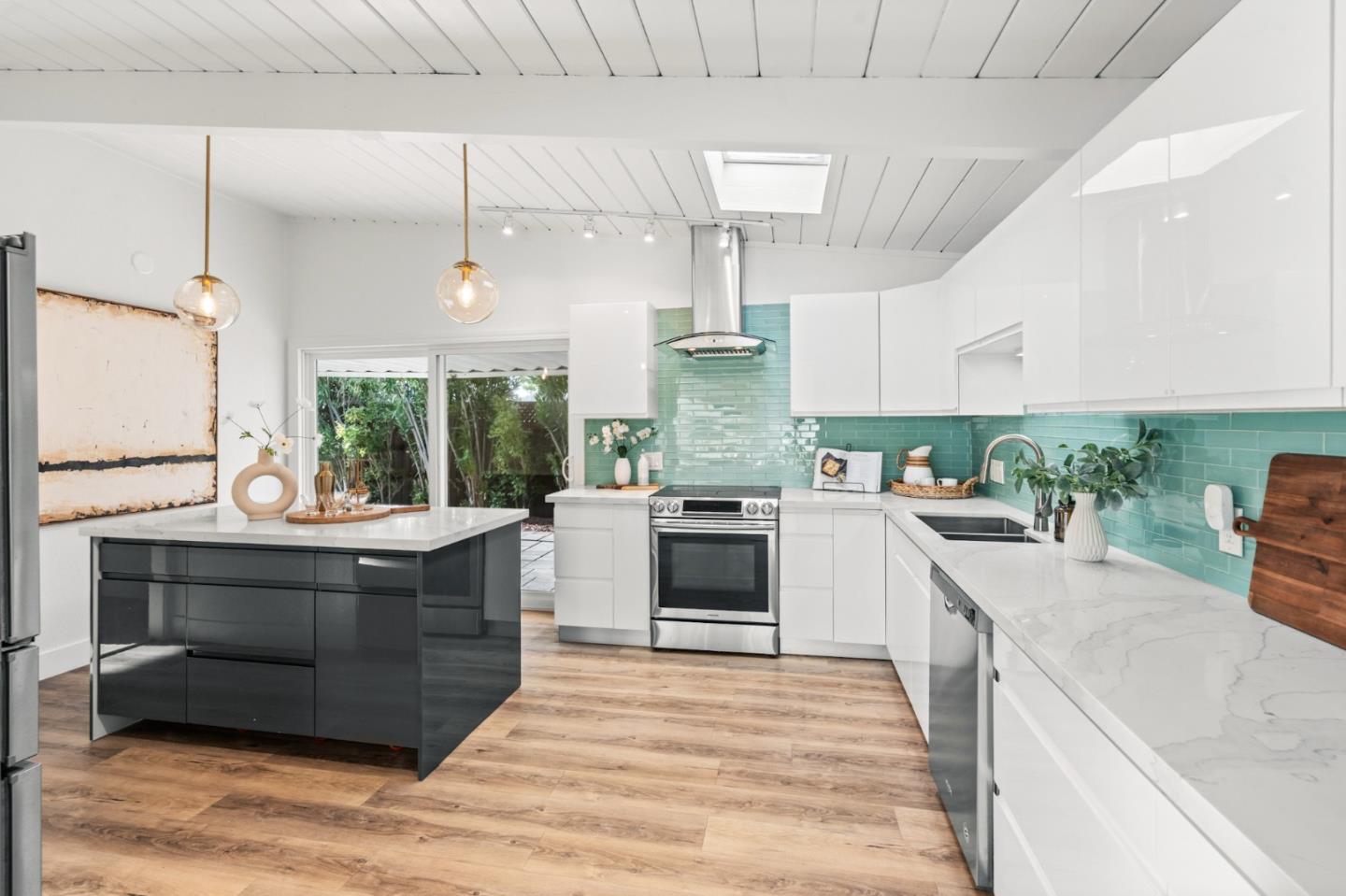 Detail Gallery Image 12 of 81 For 3151 Ramona St, Palo Alto,  CA 94306 - 3 Beds | 3 Baths