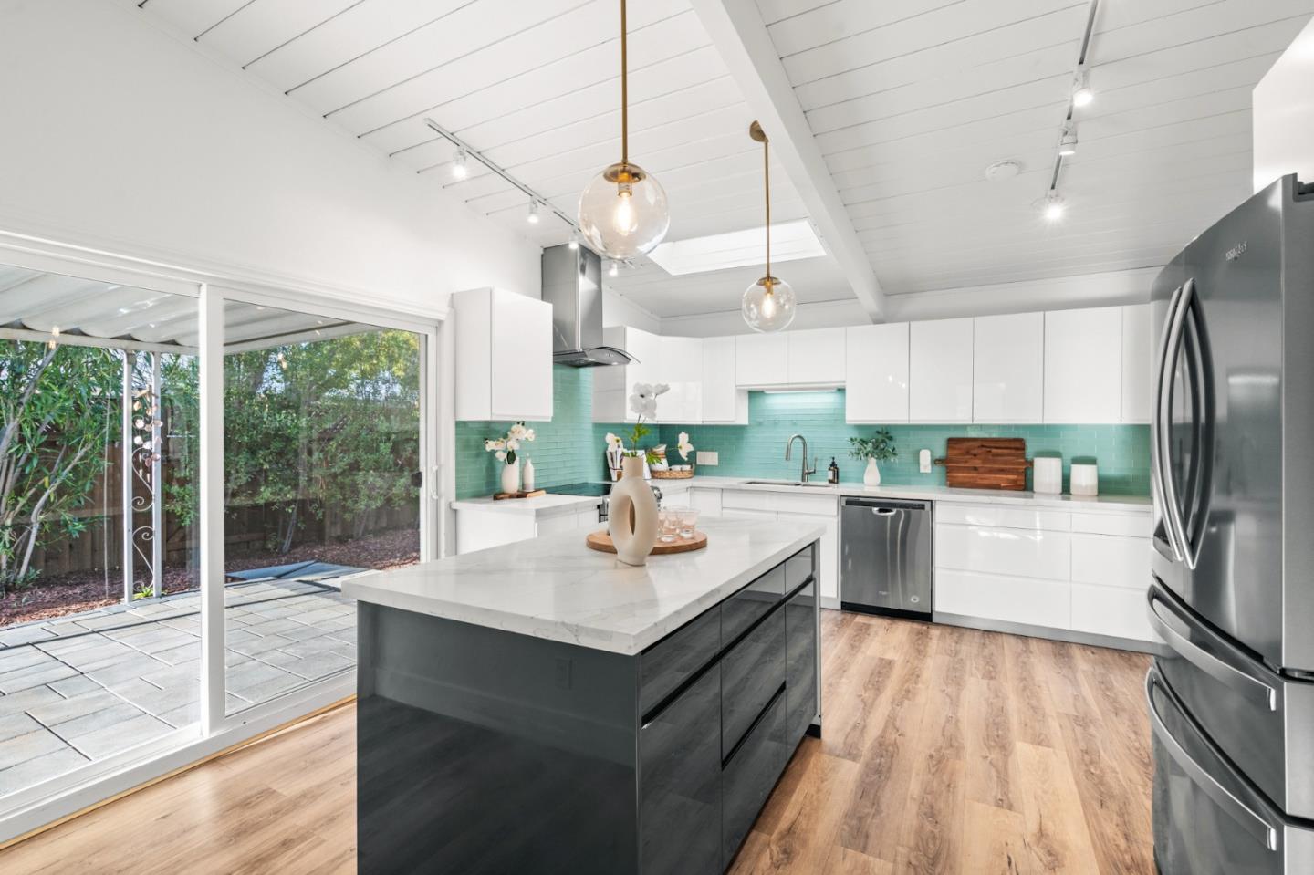 Detail Gallery Image 16 of 81 For 3151 Ramona St, Palo Alto,  CA 94306 - 3 Beds | 3 Baths