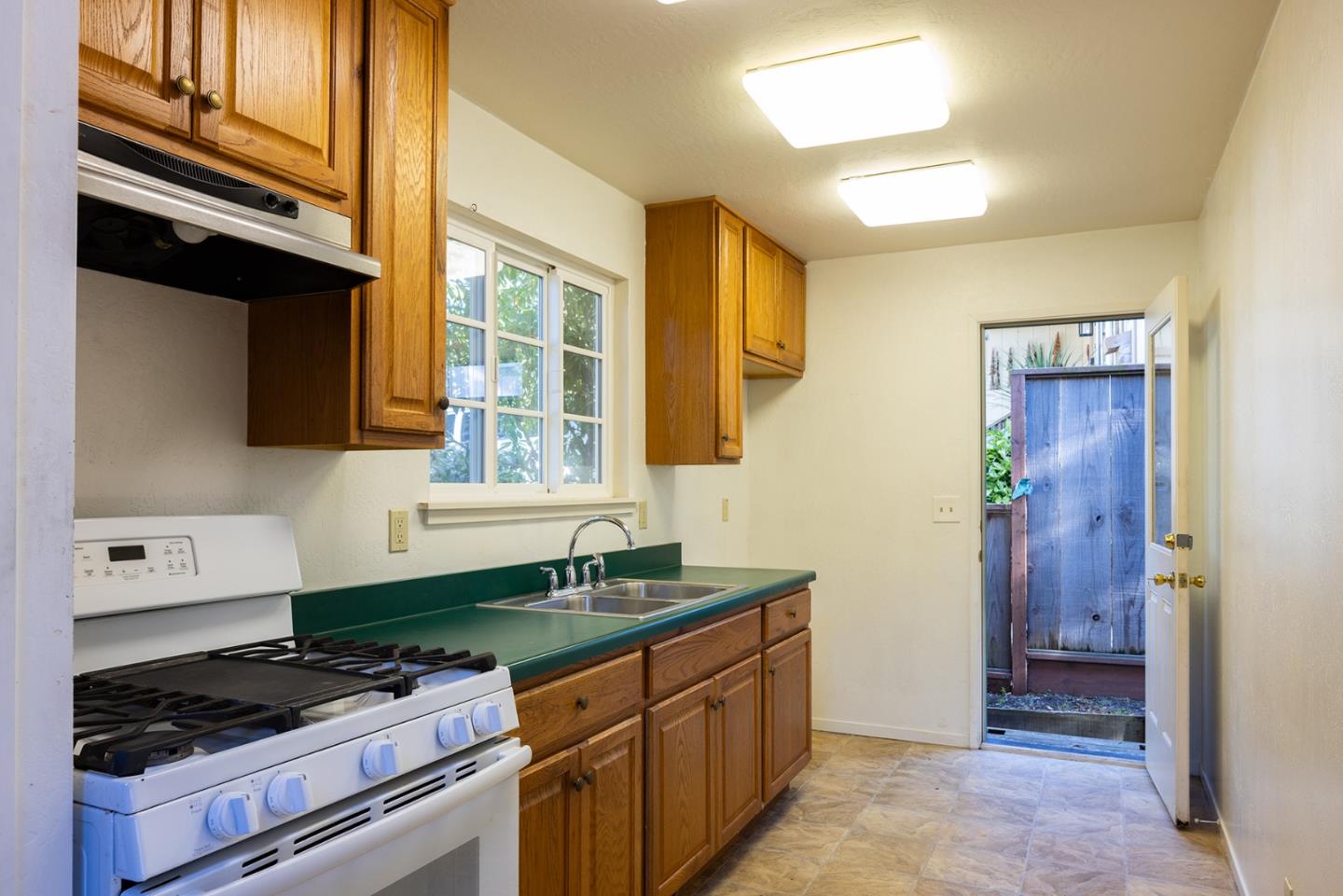 Detail Gallery Image 4 of 12 For 1215 Miles Ave, Pacific Grove,  CA 93950 - 1 Beds | 1 Baths