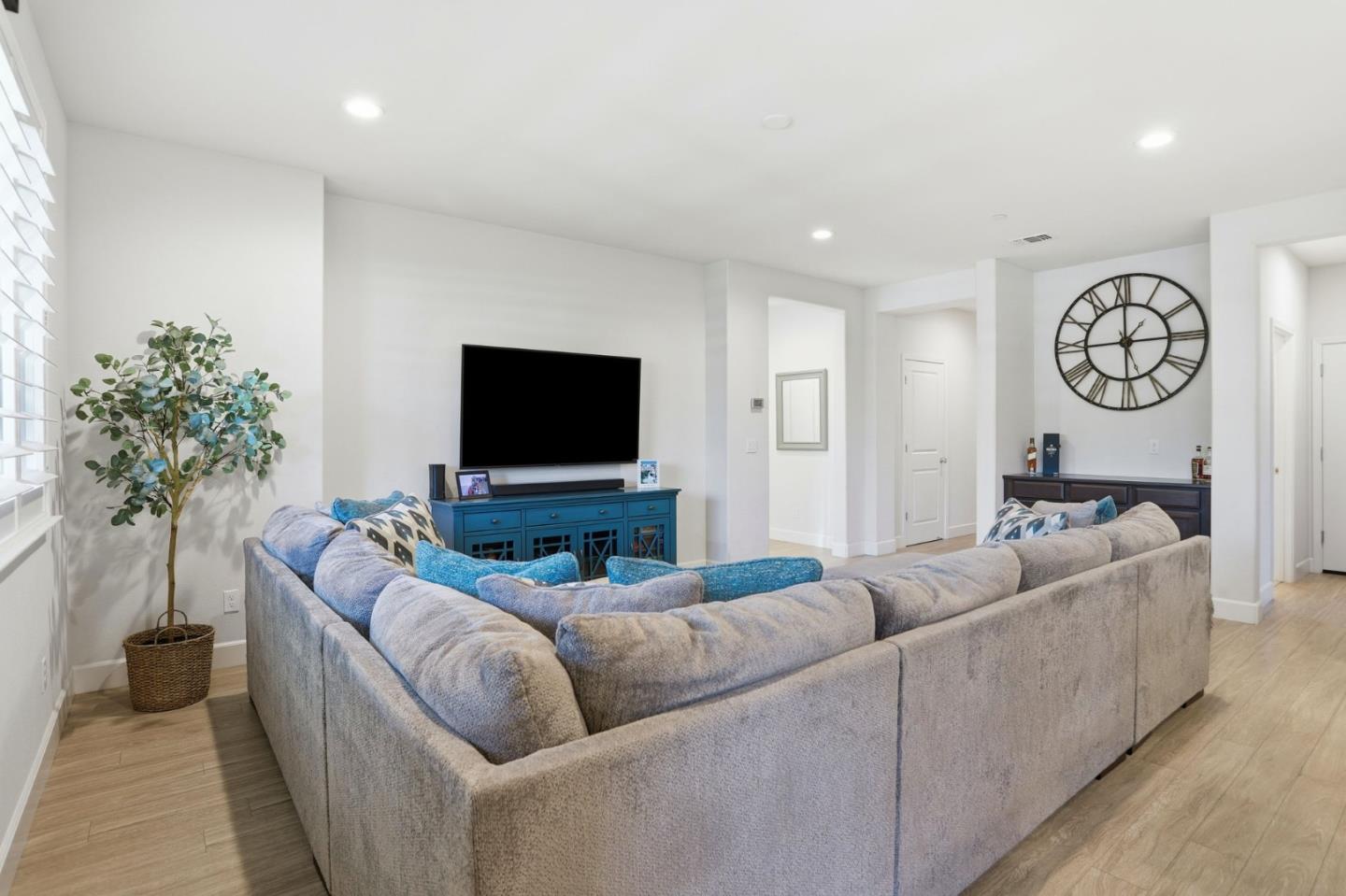 Detail Gallery Image 10 of 47 For 781 Segovia Dr, Hollister,  CA 95023 - 3 Beds | 2/1 Baths