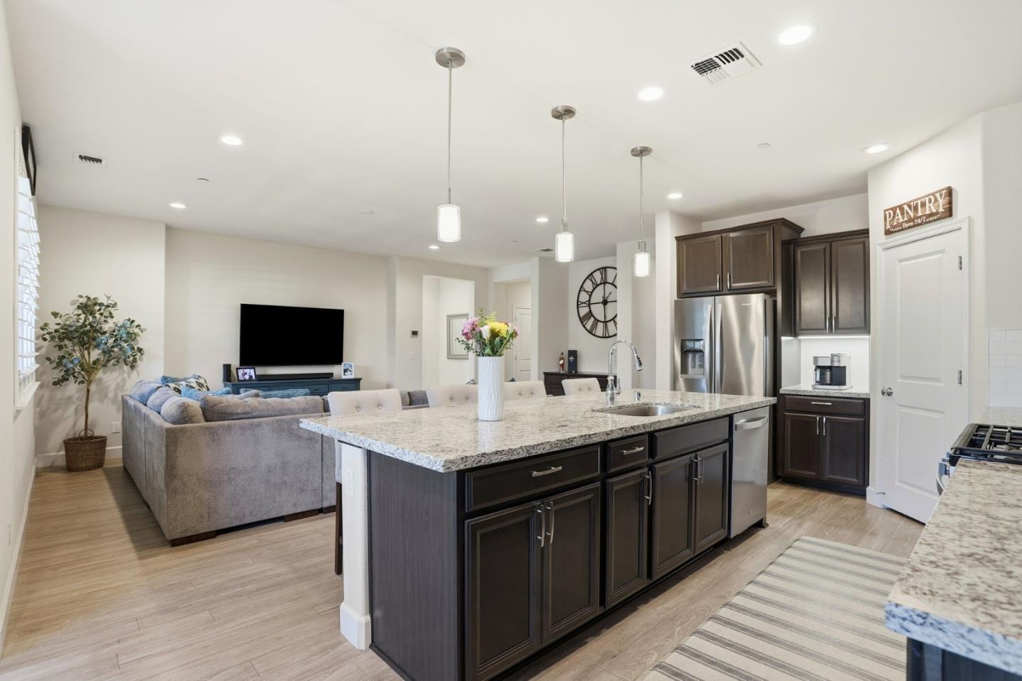 Detail Gallery Image 14 of 47 For 781 Segovia Dr, Hollister,  CA 95023 - 3 Beds | 2/1 Baths