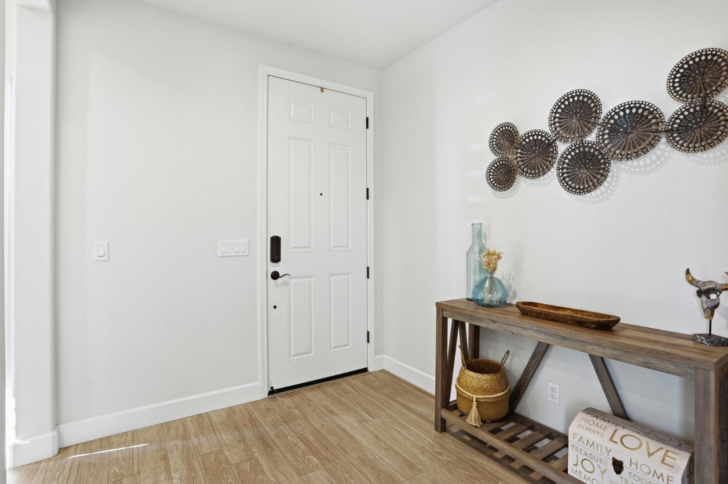 Detail Gallery Image 5 of 47 For 781 Segovia Dr, Hollister,  CA 95023 - 3 Beds | 2/1 Baths